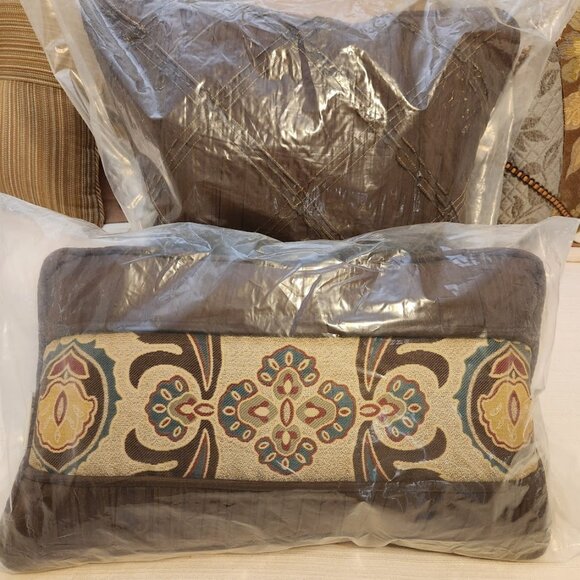 NWT HIEND ACCENTS LORETTA MEDALLION RECTANGULAR PILLOW W/ RUCHING, 12" X 19" - Picture 5 of 5